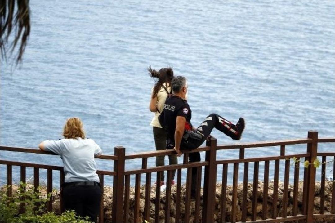 Polisin Uzattığı Elle &Ouml;l&uuml;mden D&ouml;nd&uuml;