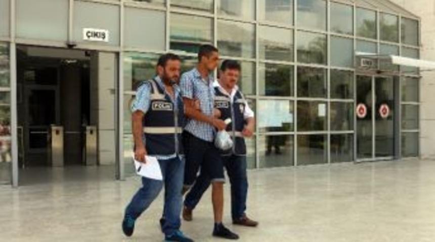 Kadın Turistin &Ccedil;antasını &Ccedil;alan Kapka&ccedil;&ccedil;ı Yakalandı