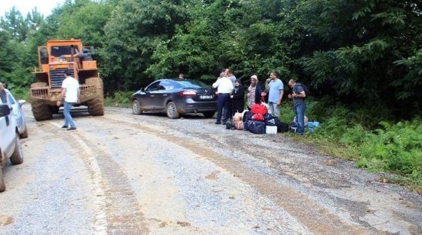 Heyelan Y&uuml;z&uuml;nden K&ouml;ylerine Gidemeyen Vatandaşlar Yollarının A&ccedil;ılmasını Bekliyor