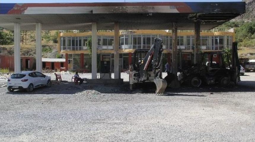 Pkk&rsquo;lılar İş Makinelerini Ateşe Verdi