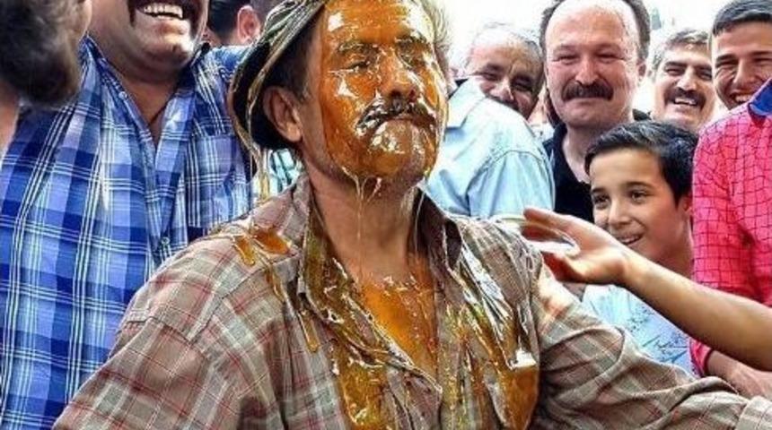 15 Dakikada 2 Kilo 300 Gram Bal Yedi