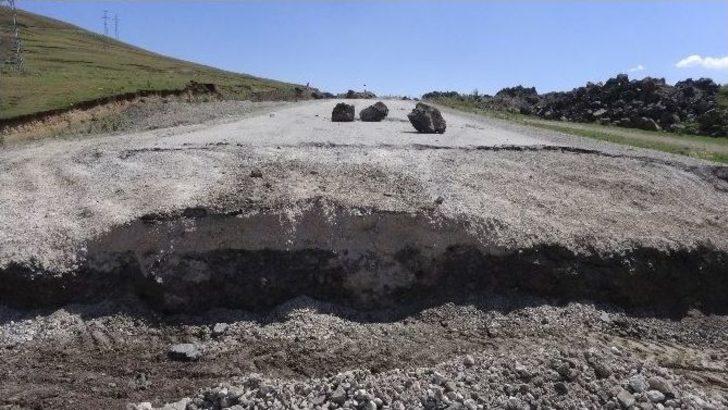 Valilik Kararınca Kapatılan Tendürek Dağı Yoluna Hendek Kazıldı G2