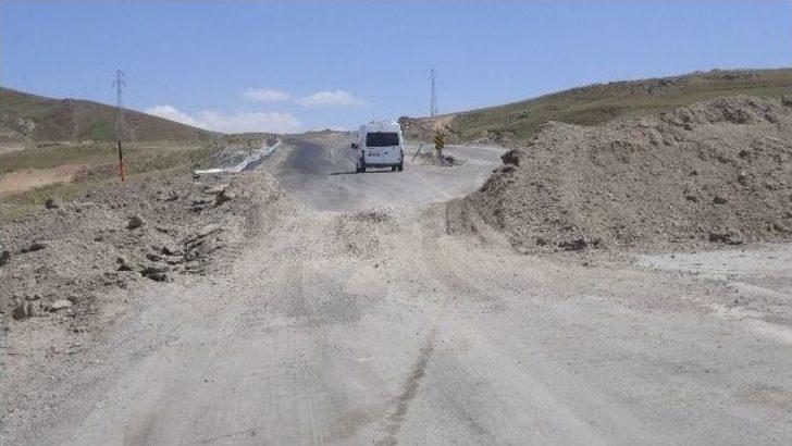 Valilik Kararınca Kapatılan Tendürek Dağı Yoluna Hendek Kazıldı G4