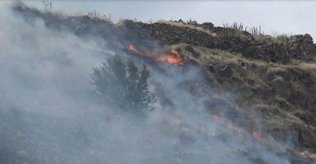 Kars’ta Kimliği Belirsiz Kişiler Dağda Yangın Çıkarttı