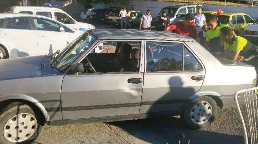 Otob&uuml;s İle Otomobilin Arasına Sıkışan S&uuml;r&uuml;c&uuml; Yaralandı