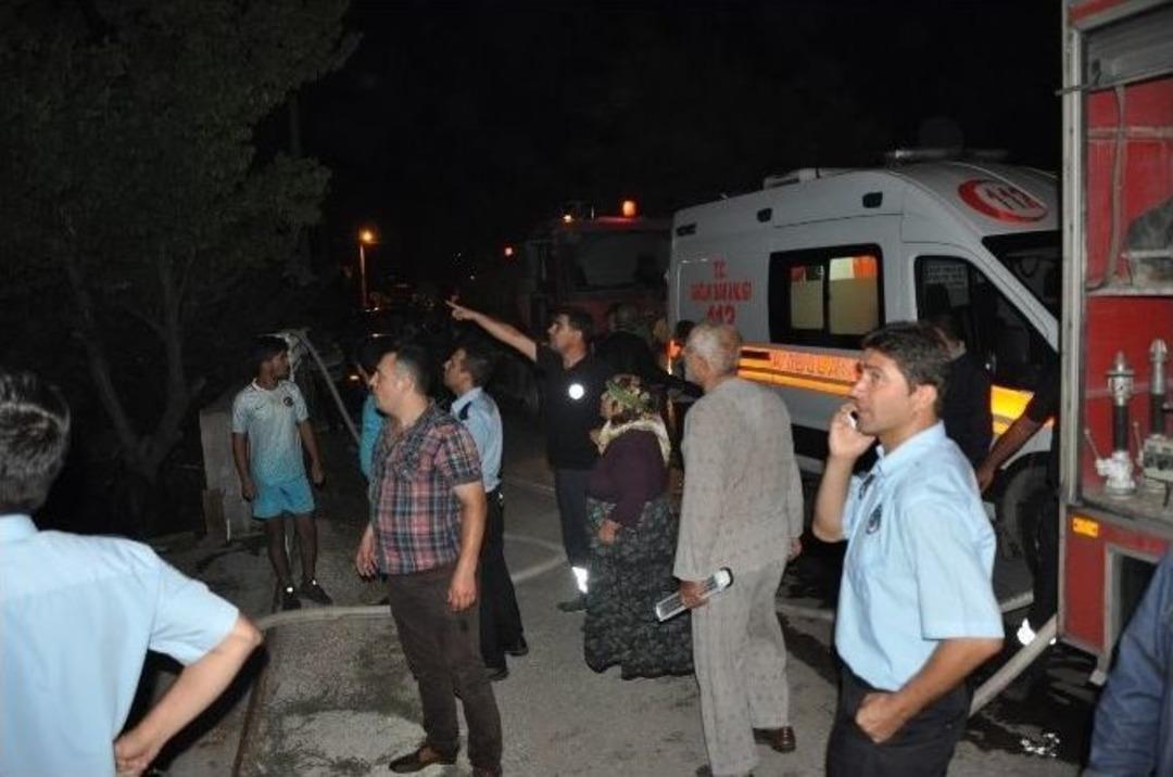 Anne Ve Kız Kardeşinin Kaldığı Evi Ateşe Verdi; 2 &Ouml;l&uuml; 1 Ağır Yaralı