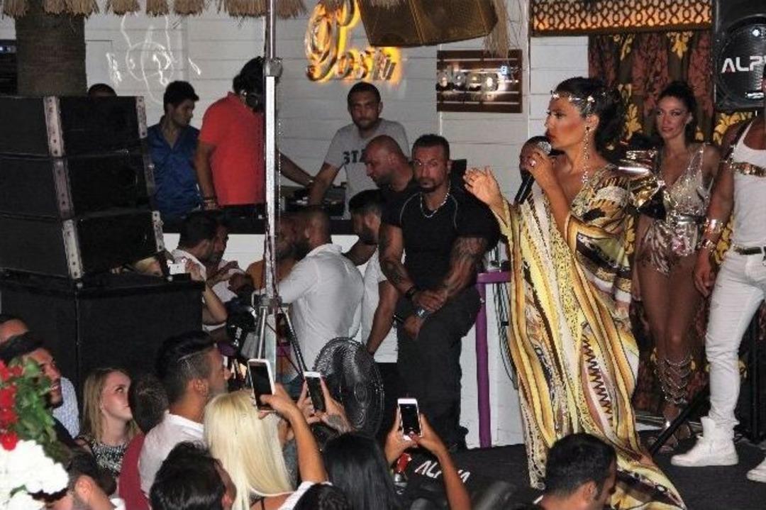 Demet Akalın Gece Kul&uuml;b&uuml;ne Gelenleri Uyardı: