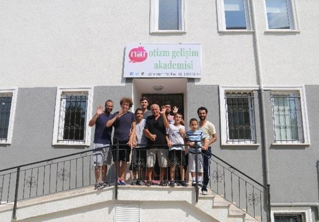 (&ouml;zel) Evlat Edindiği Otizmli Oğlu İ&ccedil;in Engelsiz Okul Yaptırdı