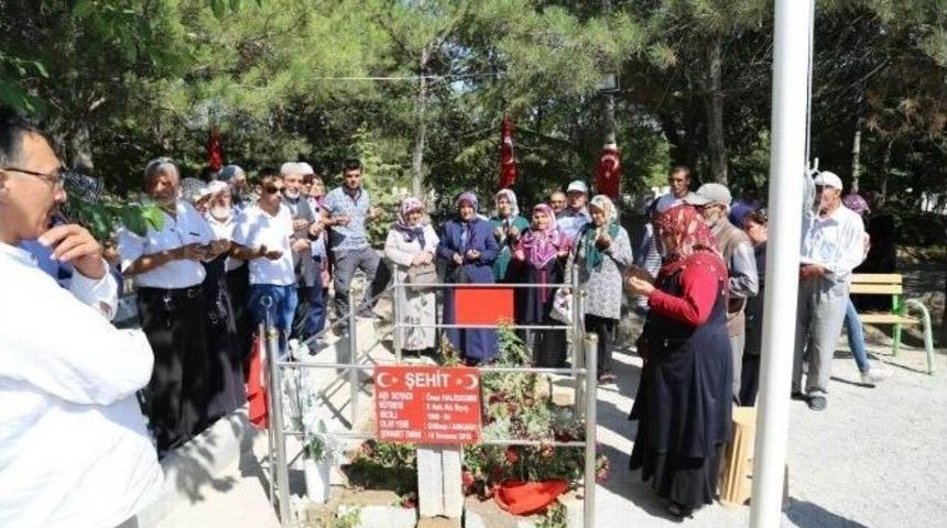 Ereğli Belediyesi Şehit &Ouml;mer Halisdemir&rsquo;in Kabrine Otob&uuml;s Kaldırdı