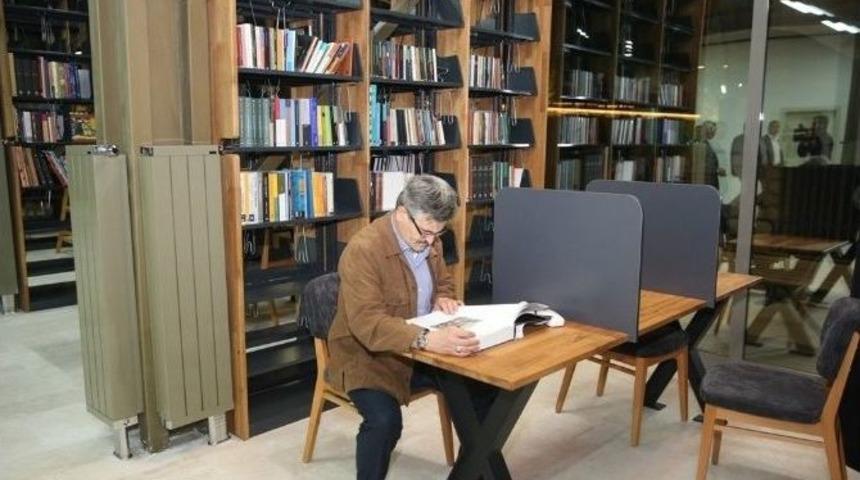 Bu K&uuml;t&uuml;phanede İ&ccedil;ecekler Bedava