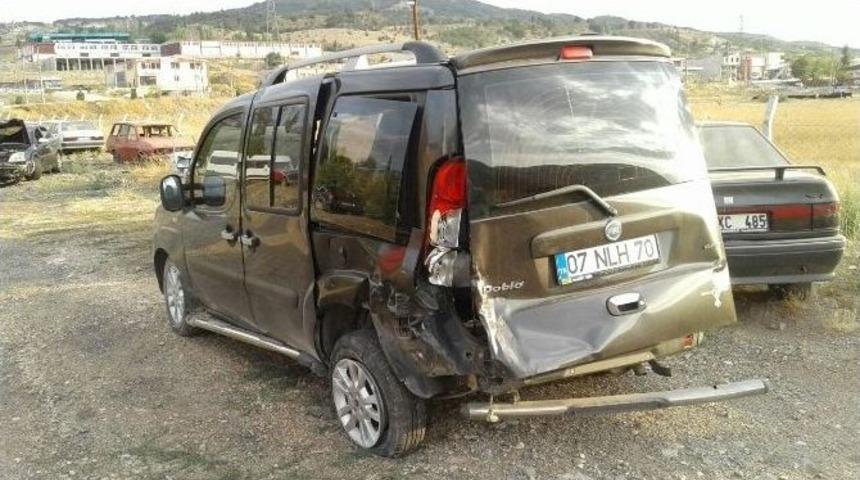 Otomobille Hafif Ticari Ara&ccedil; &Ccedil;arpıştı: 6 Yaralı