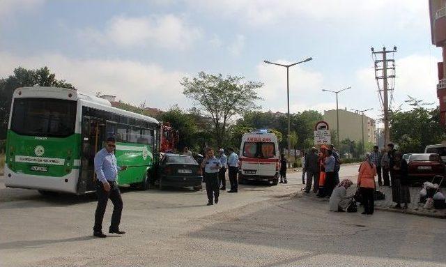 Bolu’da Özel Halk Otobüsü Otomobille Çarpıştı: 5 Yaralı