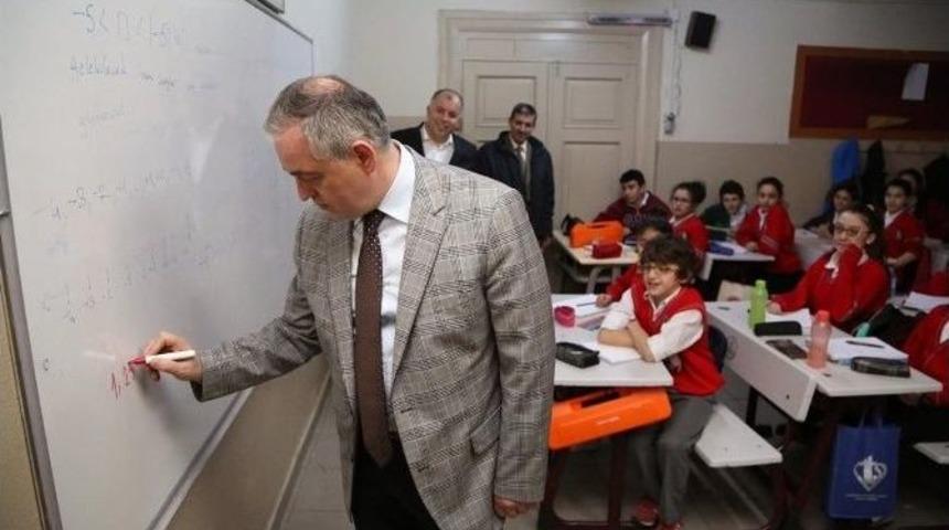 Ey&uuml;p&rsquo;te Okullar Boyanıyor