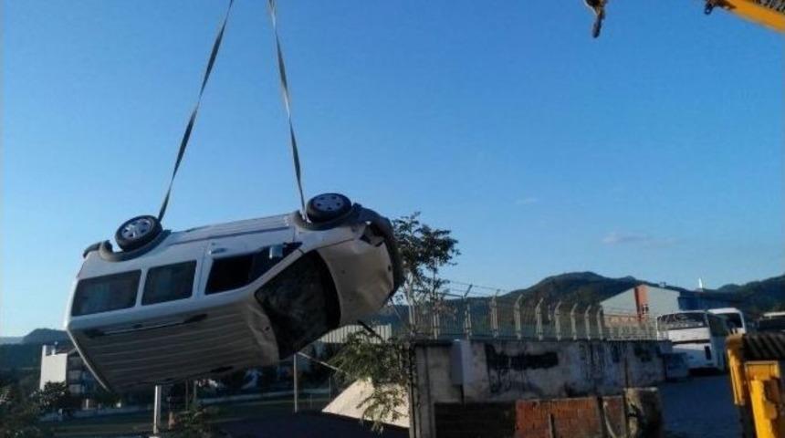 Osmaneli&rsquo;de Kamyonet İtfaiye Bah&ccedil;esine U&ccedil;tu: 4 Yaralı