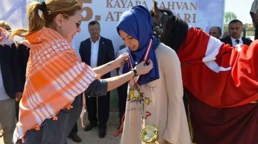 At &Uuml;zerindeki Kadınlar, Erkeklere Taş &Ccedil;ıkarttı