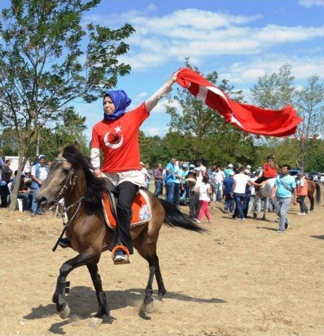 At Üzerindeki Kadınlar, Erkeklere Taş Çıkarttı