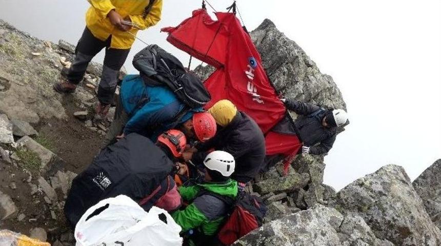 Yaralı Gen&ccedil; Dağcı Kurtarıldı
