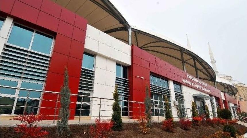 Ke&ccedil;i&ouml;renli Z&uuml;mr&uuml;t&rsquo;e Koşuyor