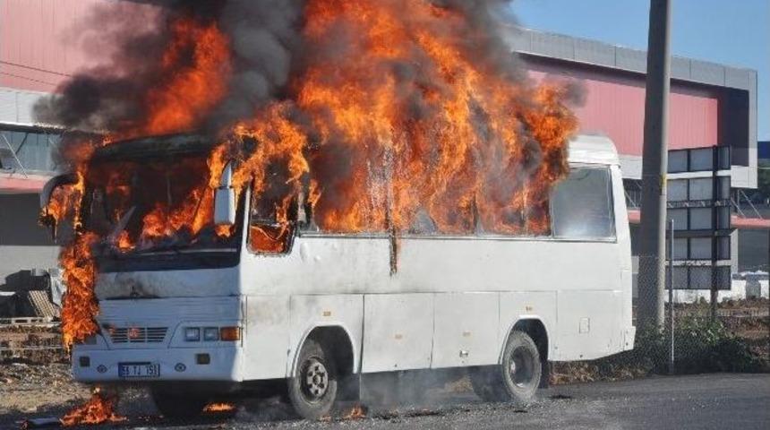 Fabrika &Ouml;n&uuml;nde Servis Aracını Yaktı