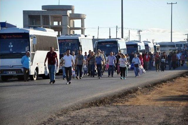 Fabrika Önünde Servis Aracını Yaktı