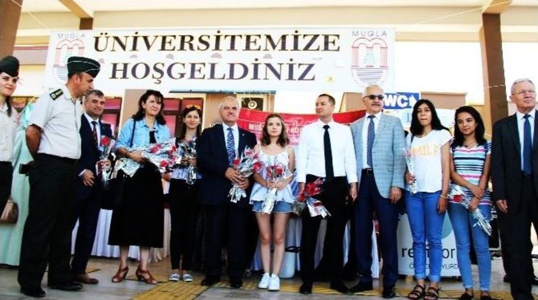 &Ouml;ğrenciler Karanfillerle Karşılandı