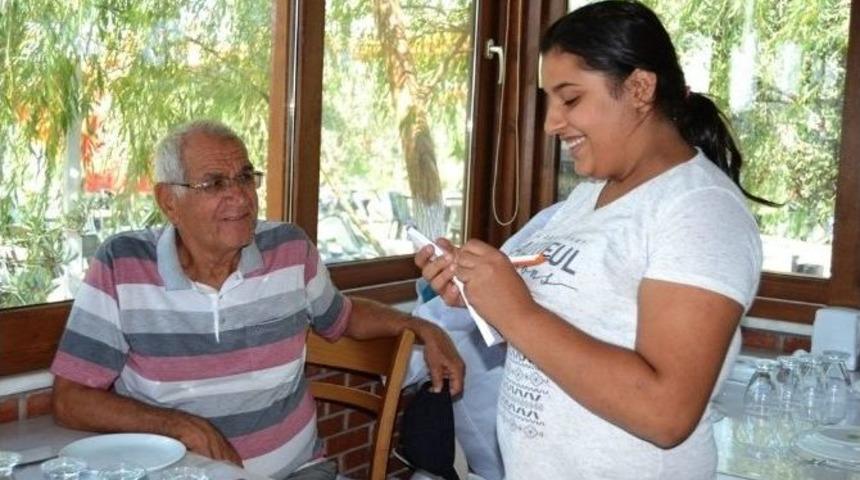 Ayvalık&rsquo;ta Engelliler Garsonluk Eğitimi İle Meslek Sahibi Olacak