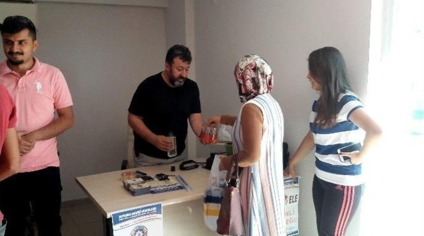 Polislerden Kayıt İ&ccedil;in Gelen &Ouml;ğrencilere Yardım Eli