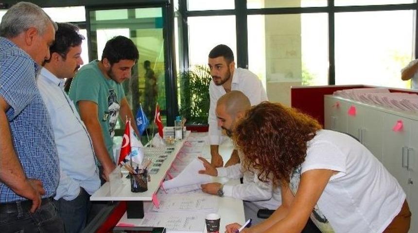 Yeni Üniversite Öğrencilerinin Kayıt Günü Heyecanı Başladı