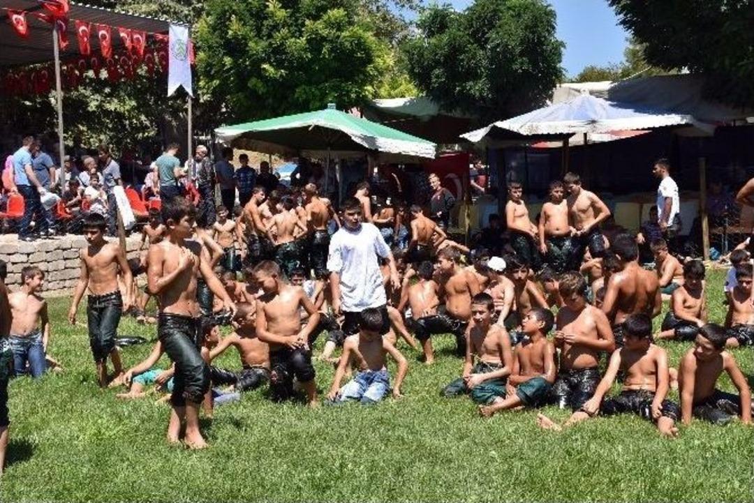 Dursunbey&rsquo;de Yağlı G&uuml;reş Heyecanı