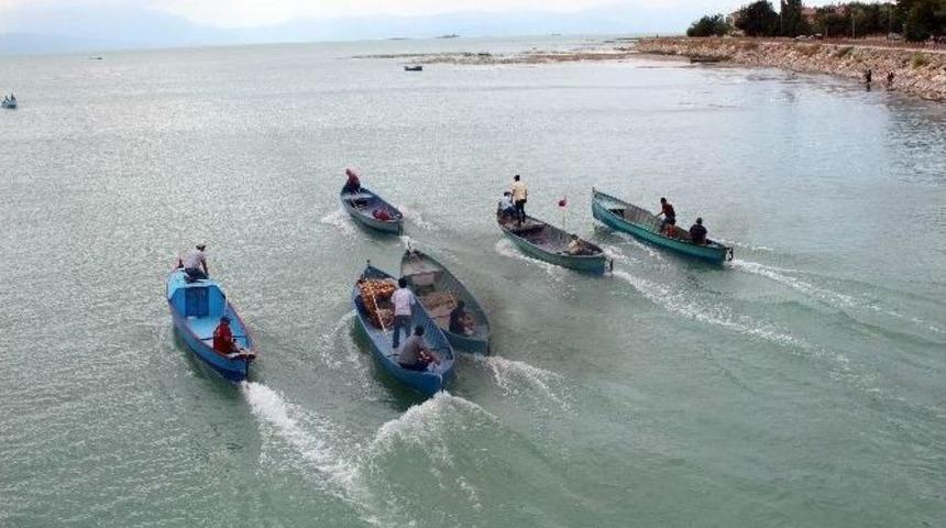 Gölde Yarışan Motorlu Balıkçı Tekneleri Nefes Kesti