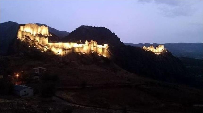 Eski Kahta Kalesi Geceleri Göz Kamaştırıyor