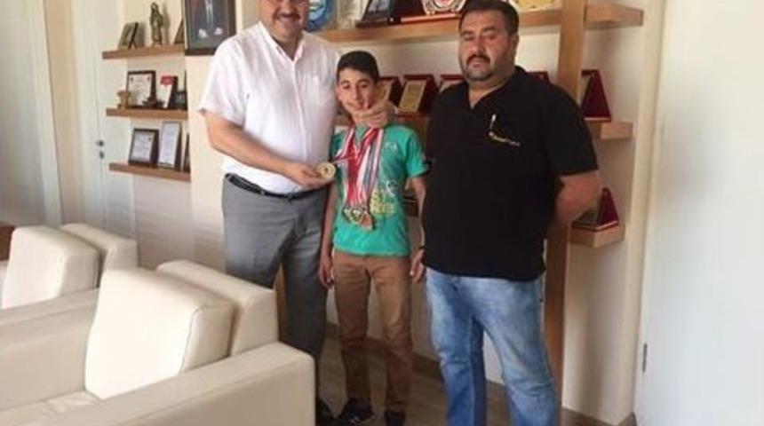 Madalyasını Başkana Getirdi