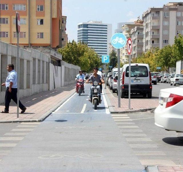 Motorlu Taşıtları Olmasına Rağmen 23 Yıldır Bisiklet Kullanıyor