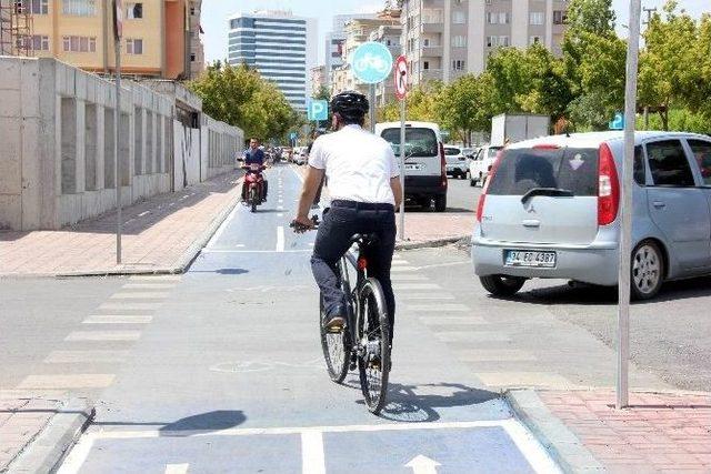 Motorlu Taşıtları Olmasına Rağmen 23 Yıldır Bisiklet Kullanıyor