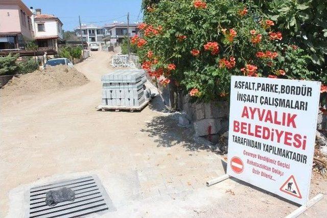 Cunda Adası’nda Parke Döşeme İşlemi Devam Ediyor