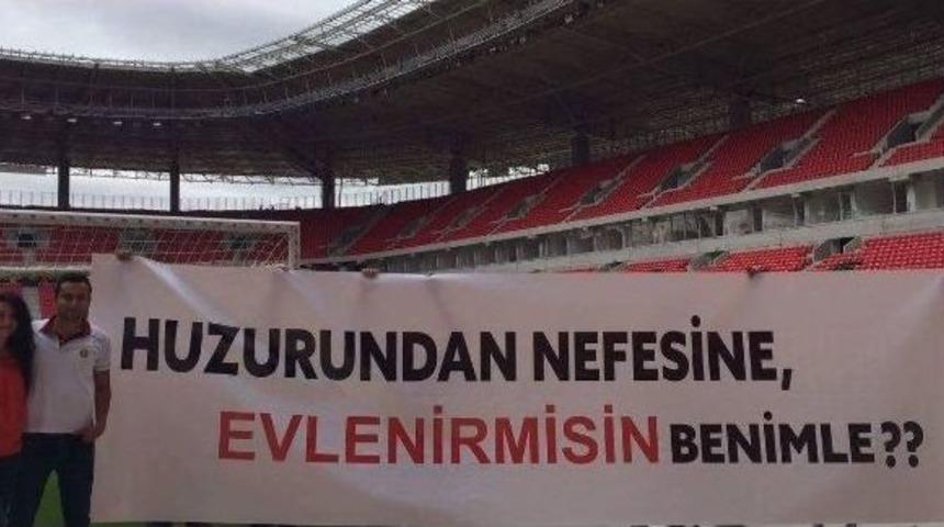 Eskişehirspor&rsquo;un Yeni Stadyumunda İlk Evlilik Teklifi Yapıldı