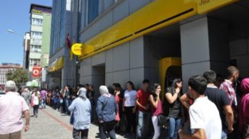 Balıkesir Ptt &Ouml;n&uuml;nde Şifre Kuyruğu