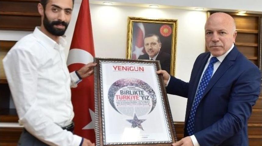 Yenig&uuml;n Gazetesi&rsquo;nden Başkan Sekmen&rsquo;e &ldquo;demokrasi&rdquo; Teşekk&uuml;r&uuml;