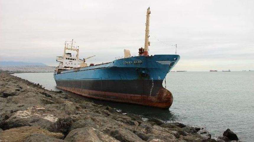 Karaya Oturan Gemi Kurtarılmayı Bekliyor