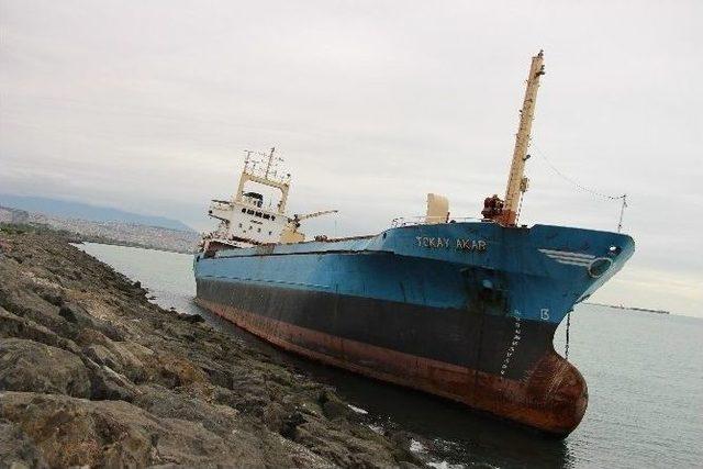 Karaya Oturan Gemi Kurtarılmayı Bekliyor