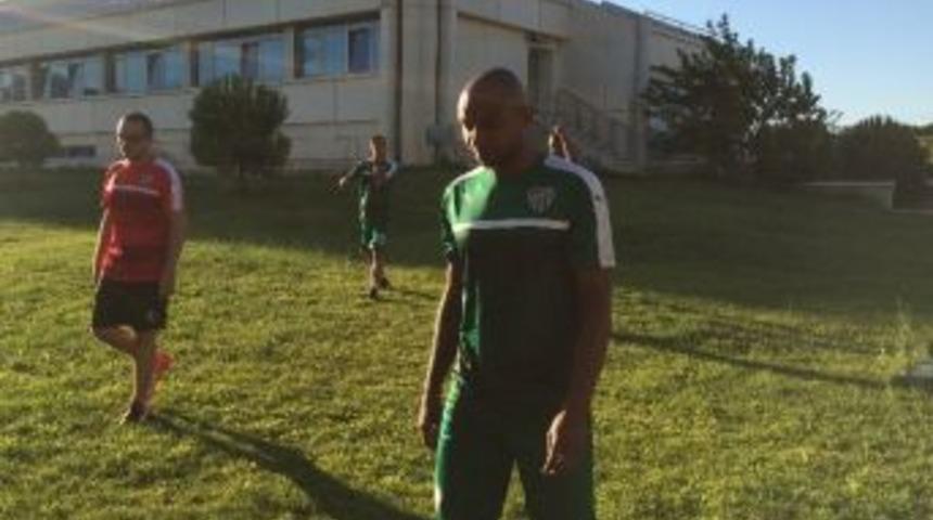 Bursaspor&rsquo;un Yeni Transferi İlk Antrenmanına &Ccedil;ıktı