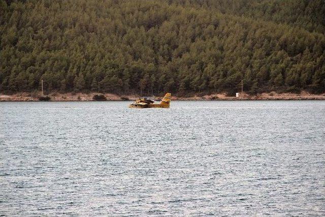 Yangın Uçağı Deniz Ortasında Kaldı