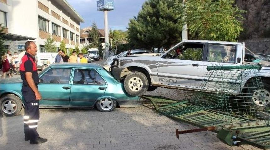 G&uuml;m&uuml;şhane&rsquo;de Trafik Kazası: 3 Yaralı