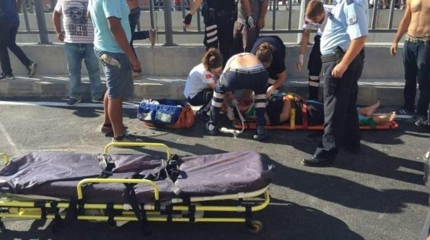 Kuşadası&rsquo;nda Yeni K&ouml;pr&uuml;l&uuml; Kavşakta Kaza, 2 Yaralı