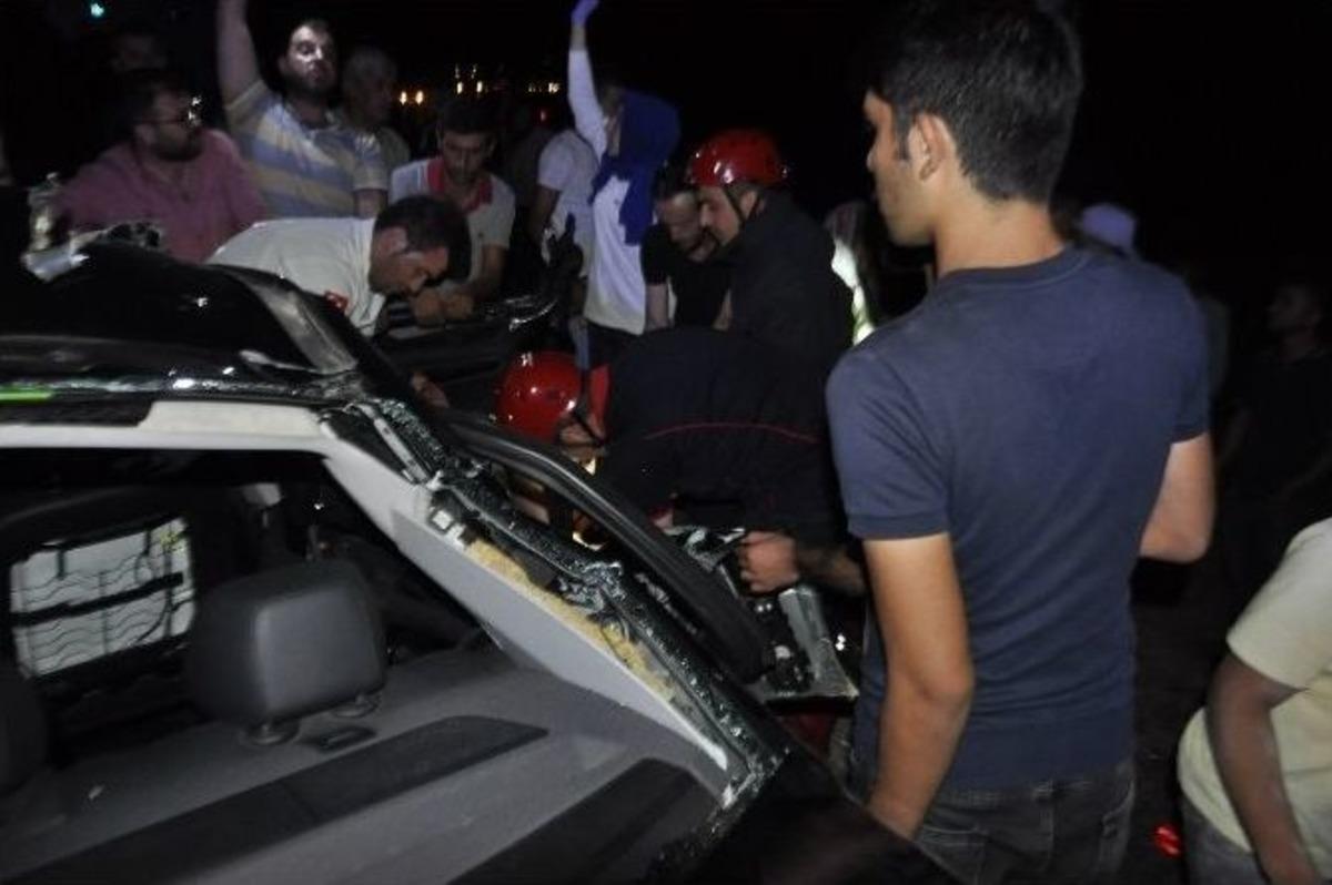 Yeni Evli &Ccedil;ift Fotoğraf &Ccedil;ekimine Giderken Kazaya Karıştı; 7 Yaralı