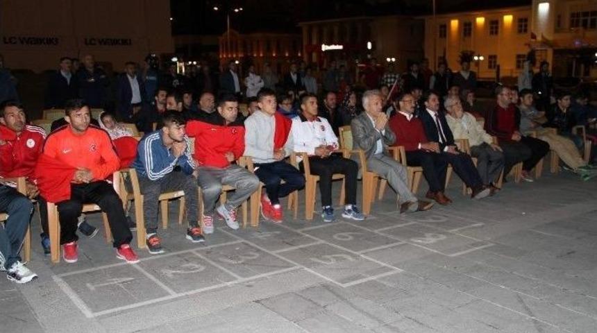 Rıza Kayaalp&rsquo;in Memleketi Yozgat&rsquo;ta G&uuml;m&uuml;ş Madalya Sevinci