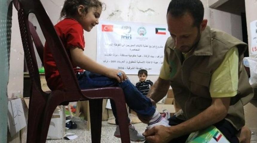 İhh, Doğu Guta&rsquo;da Yetim &Ccedil;ocuklara Ayakkabı Dağıttı