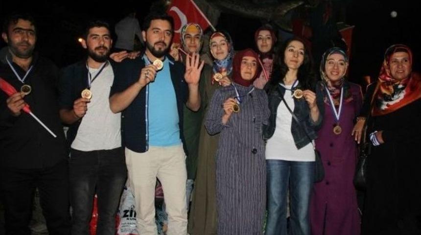 Van&rsquo;da Demokrasi N&ouml;betine Katılan Gen&ccedil;lere Madalya