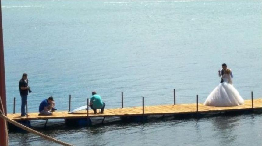 Ayvalık Edremit K&ouml;rfezinde Evlenen &Ccedil;iftlerin Fotoğraf &Ccedil;ekim Platosu Haline Geldi