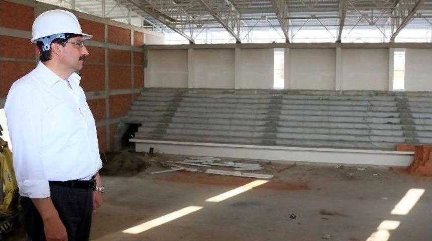 Ke&ccedil;i&ouml;ren Spor Salonu İnşaatında Yol Yarılandı